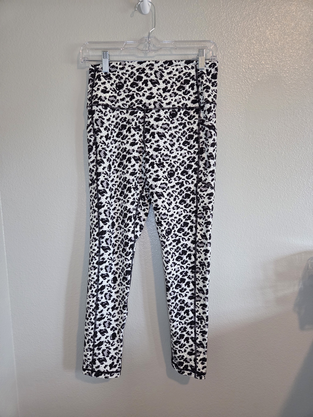 Zyia Light N Tight Black and White Leopard Print Leggings Size 8-10